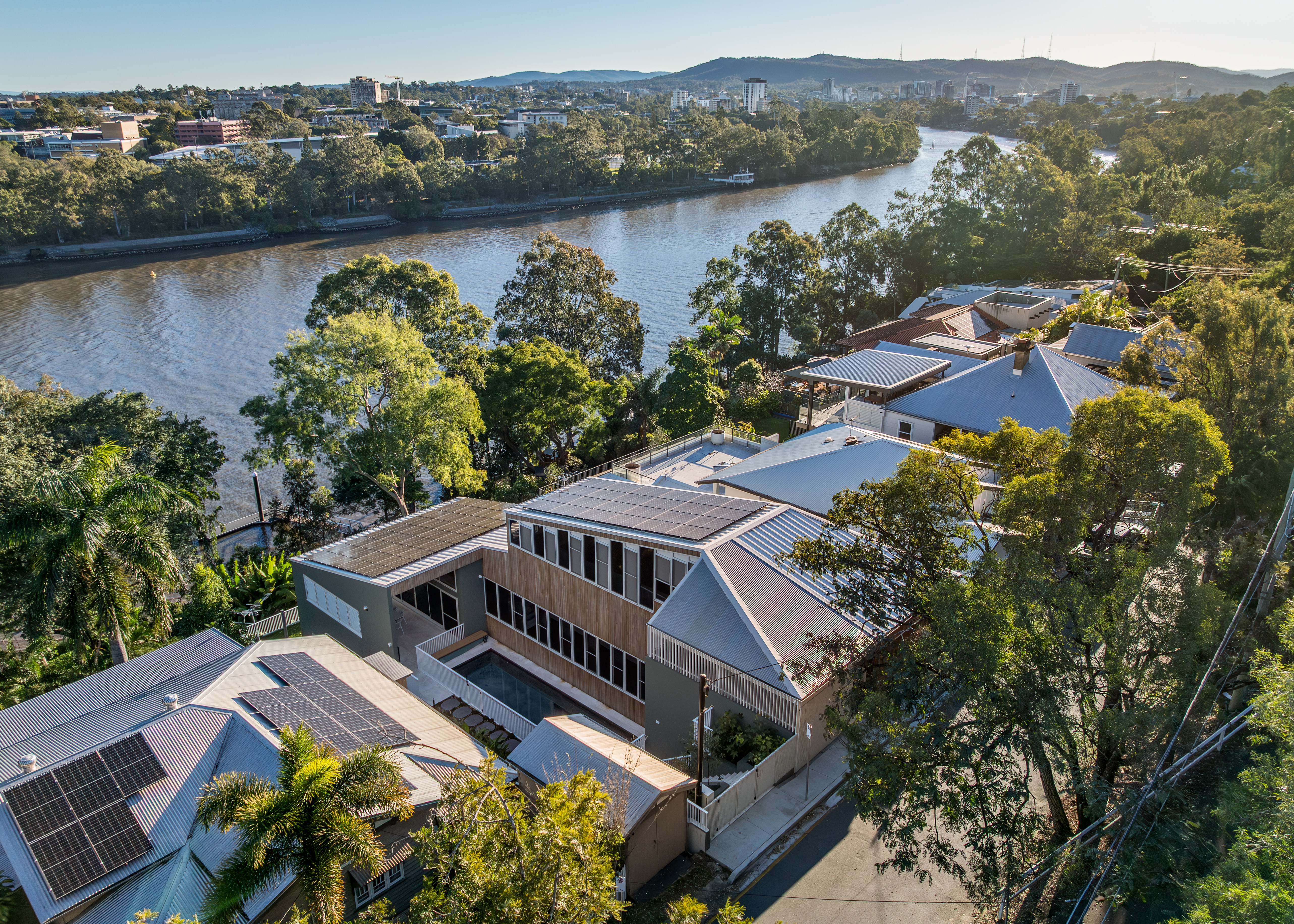 Perched on a dramatically steep plot in Dutton Park, Queensland, the four-level home alongside Borva Street epitomises the unbound potential of ingenuity and innovation in modern construction.  Read on to find out how Dincel Structural Walling made this seemingly impossible build, possible.